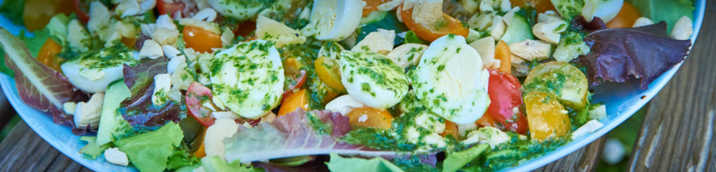 Värske salat juustu ja pähklitega